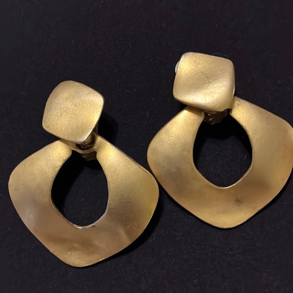 VINTAGE 1980’S GOLDTONE FOOR KNOCKER EARRINGS - Picture 3 of 8